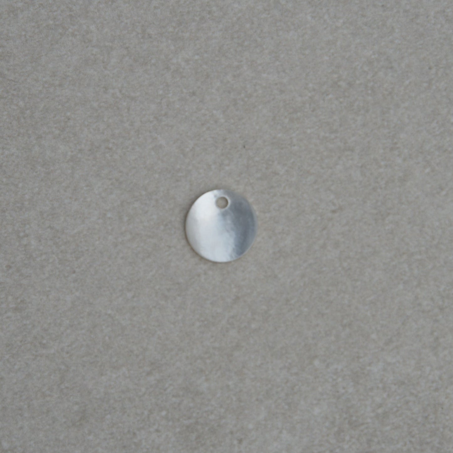 Petit Charm Coquillage Rond en Nacre